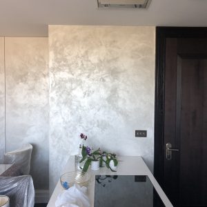 義大利威尼斯灰泥(Venetian Plaster)細緻打磨後如大理石般的光澤 來源:John Canning Co.
