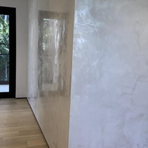 義大利威尼斯灰泥(Venetian Plaster)細緻打磨後如大理石般的光澤 來源:John Canning Co.